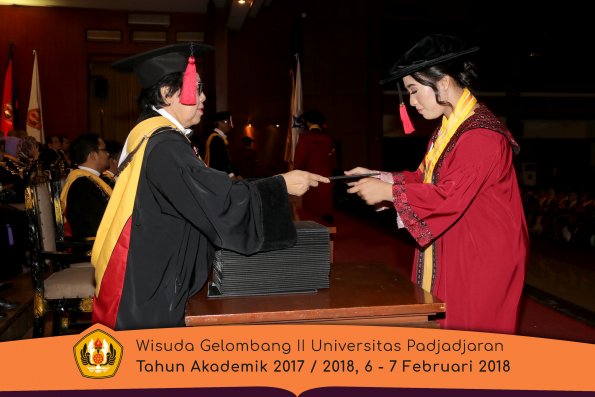 Wisuda Unpad Gel I I TA 2017-2018 Fakultas Hukum oleh Dekan 074