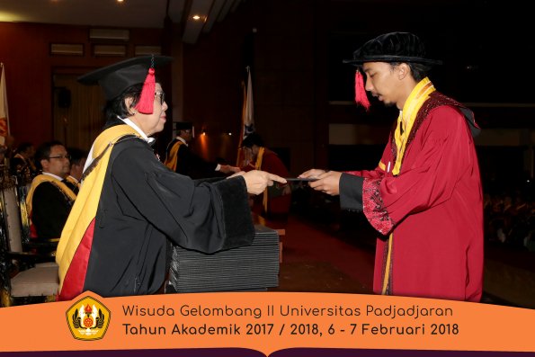 Wisuda Unpad Gel I I TA 2017-2018 Fakultas Hukum oleh Dekan 075