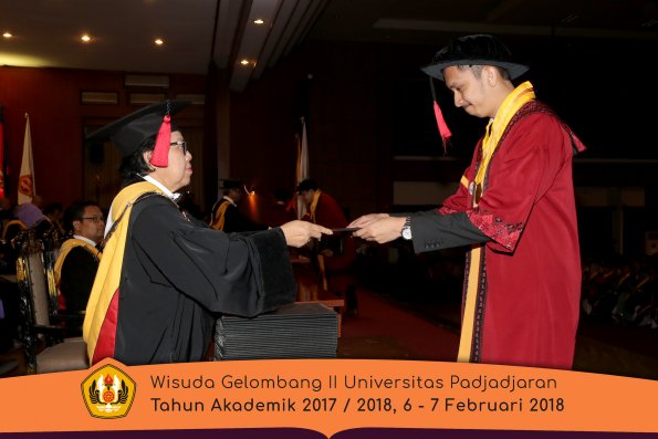 Wisuda Unpad Gel I I TA 2017-2018 Fakultas Hukum oleh Dekan 079