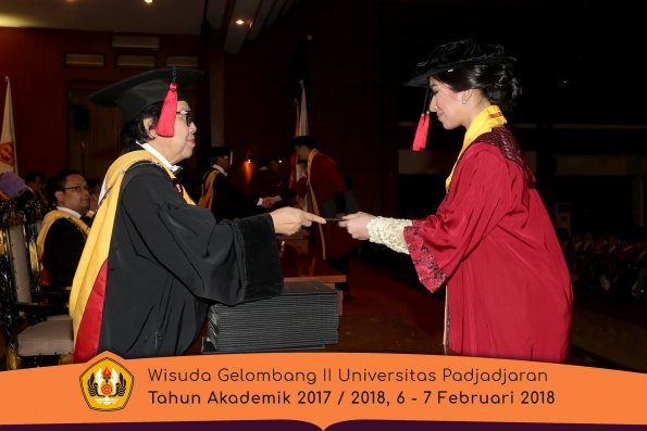 Wisuda Unpad Gel I I TA 2017-2018 Fakultas Hukum oleh Dekan 080