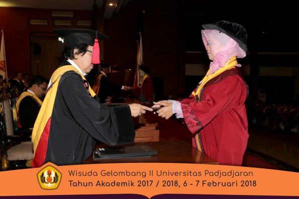 Wisuda Unpad Gel I I TA 2017-2018 Fakultas Hukum oleh Dekan 102