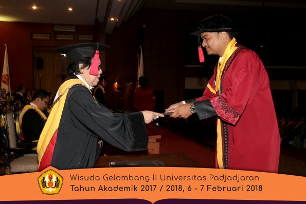 Wisuda Unpad Gel I I TA 2017-2018 Fakultas Hukum oleh Dekan 105