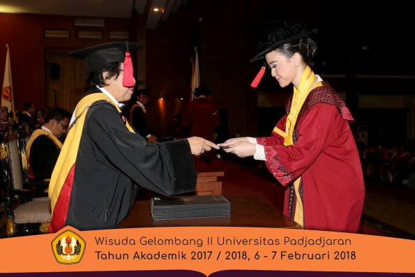Wisuda Unpad Gel I I TA 2017-2018 Fakultas Hukum oleh Dekan 107