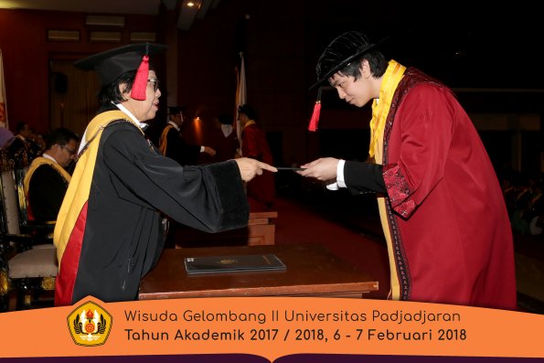 Wisuda Unpad Gel I I TA 2017-2018 Fakultas Hukum oleh Dekan 115