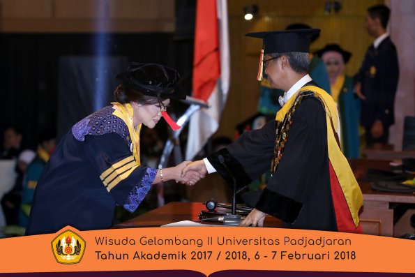 Wisuda Unpad Gel I I TA 2017-2018 Fakultas Hukum oleh Rektor 001