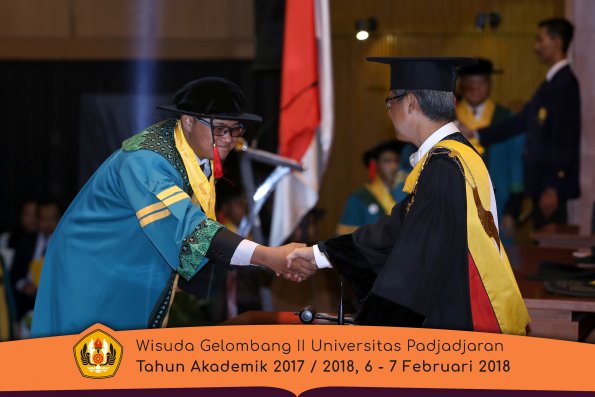 Wisuda Unpad Gel I I TA 2017-2018 Fakultas Hukum oleh Rektor 013