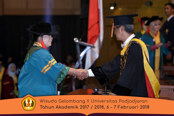 Wisuda Unpad Gel I I TA 2017-2018 Fakultas Hukum oleh Rektor 019