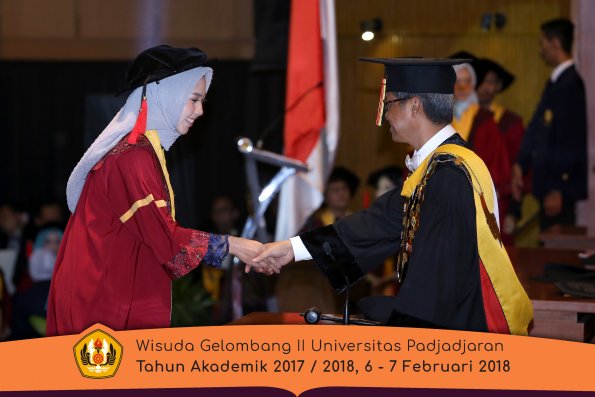 Wisuda Unpad Gel I I TA 2017-2018 Fakultas Hukum oleh Rektor 025