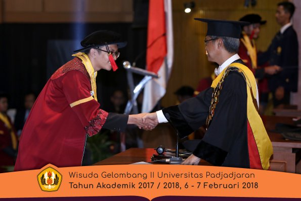 Wisuda Unpad Gel I I TA 2017-2018 Fakultas Hukum oleh Rektor 047