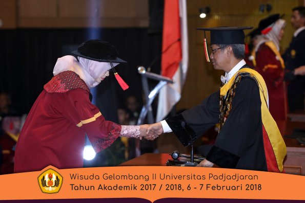 Wisuda Unpad Gel I I TA 2017-2018 Fakultas Hukum oleh Rektor 087