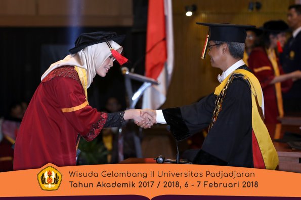 Wisuda Unpad Gel I I TA 2017-2018 Fakultas Hukum oleh Rektor 088