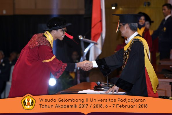 Wisuda Unpad Gel I I TA 2017-2018 Fakultas Hukum oleh Rektor 090