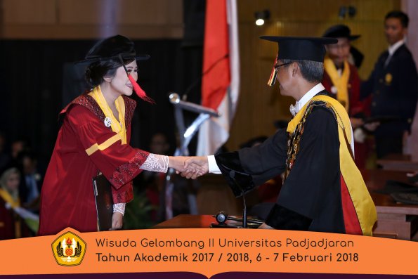 Wisuda Unpad Gel I I TA 2017-2018 Fakultas Hukum oleh Rektor 092