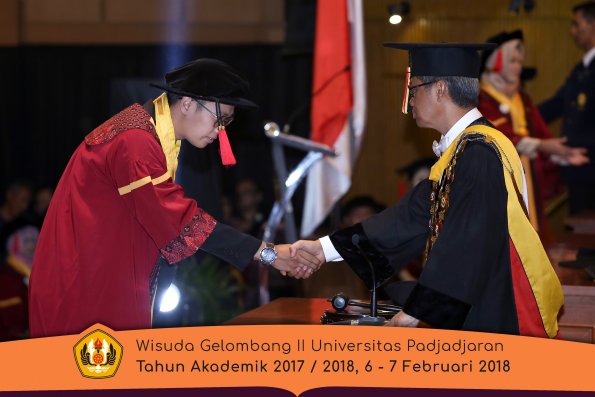 Wisuda Unpad Gel I I TA 2017-2018 Fakultas Hukum oleh Rektor 093