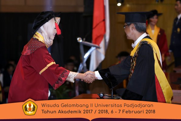 Wisuda Unpad Gel I I TA 2017-2018 Fakultas Hukum oleh Rektor 094