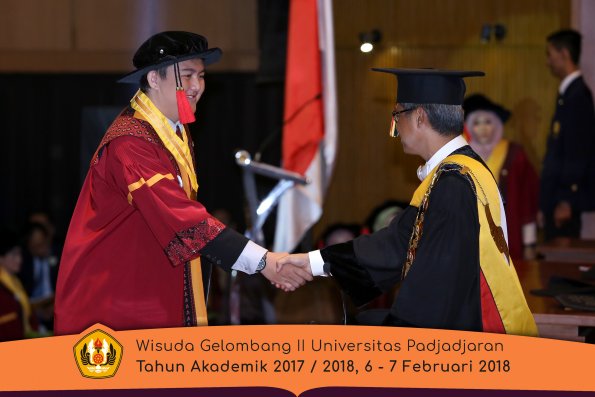 Wisuda Unpad Gel I I TA 2017-2018 Fakultas Hukum oleh Rektor 098