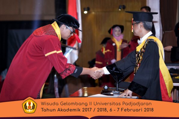 Wisuda Unpad Gel I I TA 2017-2018 Fakultas Hukum oleh Rektor 100