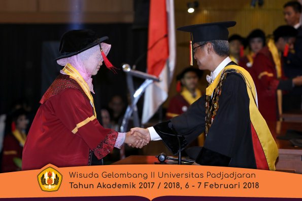 Wisuda Unpad Gel I I TA 2017-2018 Fakultas Hukum oleh Rektor 102