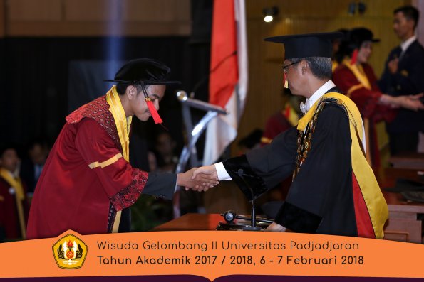 Wisuda Unpad Gel I I TA 2017-2018 Fakultas Hukum oleh Rektor 103