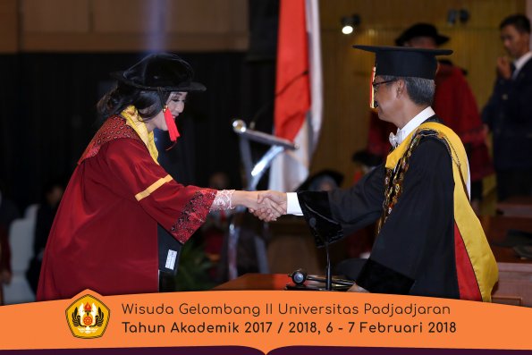 Wisuda Unpad Gel I I TA 2017-2018 Fakultas Hukum oleh Rektor 104