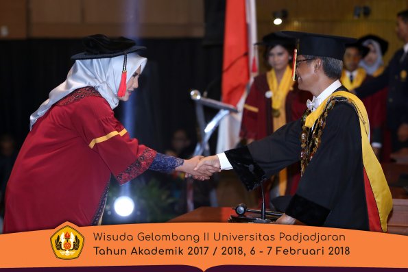 Wisuda Unpad Gel I I TA 2017-2018 Fakultas Hukum oleh Rektor 110