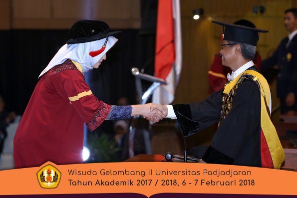 Wisuda Unpad Gel I I TA 2017-2018 Fakultas Hukum oleh Rektor 113