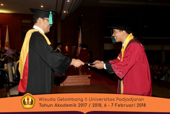 Wisuda Unpad Gel I I TA 2017-2018 Fakultas perikanan dan kelautan oleh Dekan 033