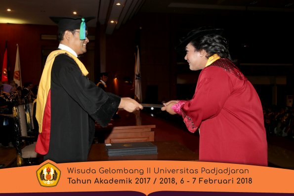 Wisuda Unpad Gel I I TA 2017-2018 Fakultas perikanan dan kelautan oleh Dekan 057
