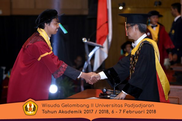 Wisuda Unpad Gel I I TA 2017-2018 Fakultas perikanan dan kelautan oleh Rektor 008