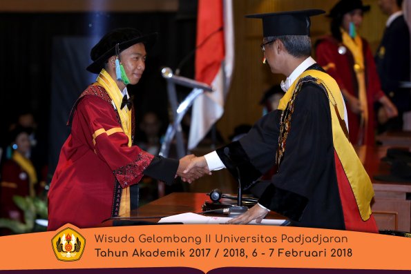 Wisuda Unpad Gel I I TA 2017-2018 Fakultas perikanan dan kelautan oleh Rektor 018