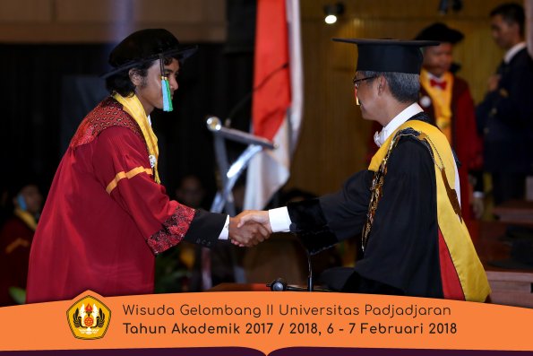 Wisuda Unpad Gel I I TA 2017-2018 Fakultas perikanan dan kelautan oleh Rektor 024