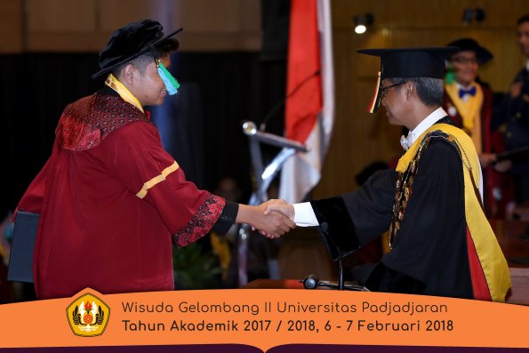 Wisuda Unpad Gel I I TA 2017-2018 Fakultas perikanan dan kelautan oleh Rektor 025