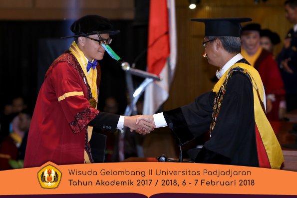 Wisuda Unpad Gel I I TA 2017-2018 Fakultas perikanan dan kelautan oleh Rektor 026