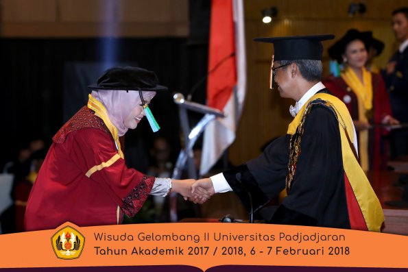 Wisuda Unpad Gel I I TA 2017-2018 Fakultas perikanan dan kelautan oleh Rektor 027