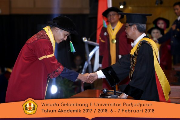 Wisuda Unpad Gel I I TA 2017-2018 Fakultas perikanan dan kelautan oleh Rektor 029