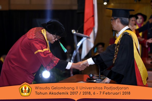 Wisuda Unpad Gel I I TA 2017-2018 Fakultas perikanan dan kelautan oleh Rektor 030
