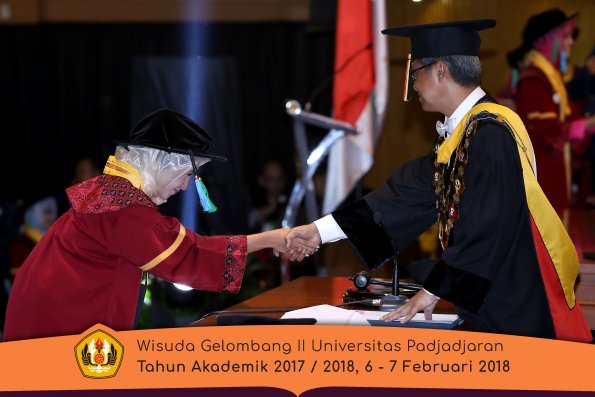 Wisuda Unpad Gel I I TA 2017-2018 Fakultas perikanan dan kelautan oleh Rektor 031