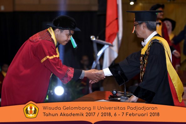 Wisuda Unpad Gel I I TA 2017-2018 Fakultas perikanan dan kelautan oleh Rektor 034