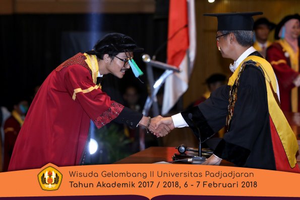 Wisuda Unpad Gel I I TA 2017-2018 Fakultas perikanan dan kelautan oleh Rektor 035