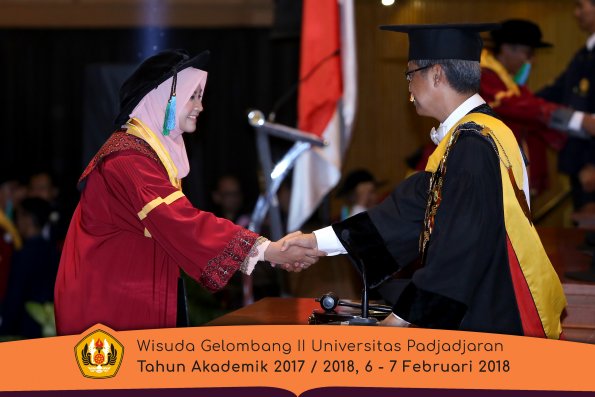 Wisuda Unpad Gel I I TA 2017-2018 Fakultas perikanan dan kelautan oleh Rektor 036