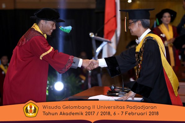 Wisuda Unpad Gel I I TA 2017-2018 Fakultas perikanan dan kelautan oleh Rektor 037