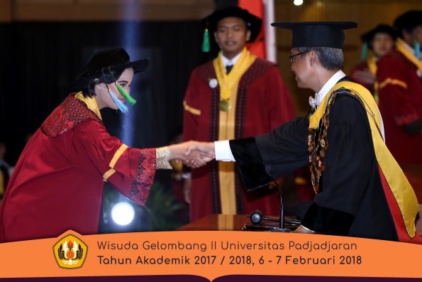 Wisuda Unpad Gel I I TA 2017-2018 Fakultas perikanan dan kelautan oleh Rektor 038