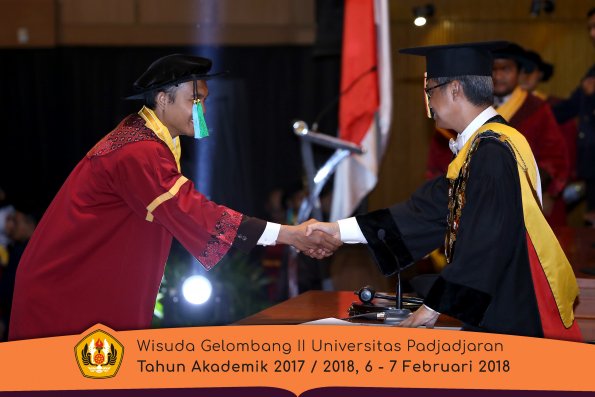 Wisuda Unpad Gel I I TA 2017-2018 Fakultas perikanan dan kelautan oleh Rektor 039