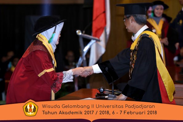 Wisuda Unpad Gel I I TA 2017-2018 Fakultas perikanan dan kelautan oleh Rektor 042