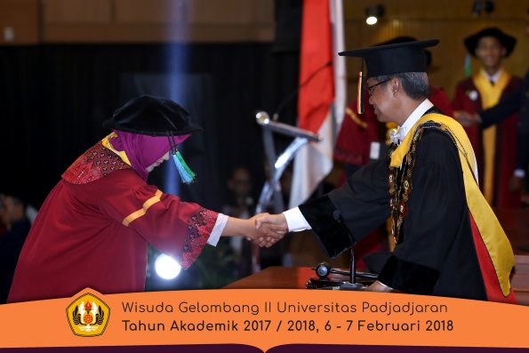 Wisuda Unpad Gel I I TA 2017-2018 Fakultas perikanan dan kelautan oleh Rektor 044