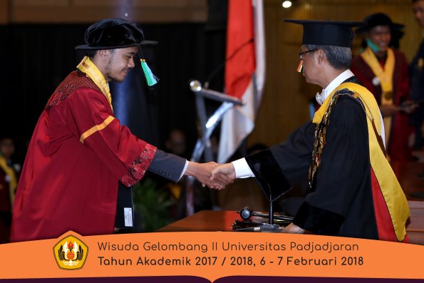 Wisuda Unpad Gel I I TA 2017-2018 Fakultas perikanan dan kelautan oleh Rektor 055