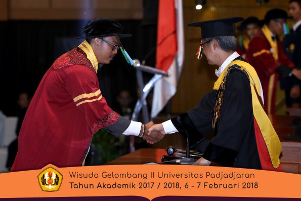 Wisuda Unpad Gel I I TA 2017-2018 Fakultas perikanan dan kelautan oleh Rektor 063