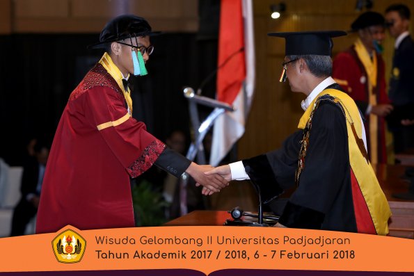Wisuda Unpad Gel I I TA 2017-2018 Fakultas perikanan dan kelautan oleh Rektor 064