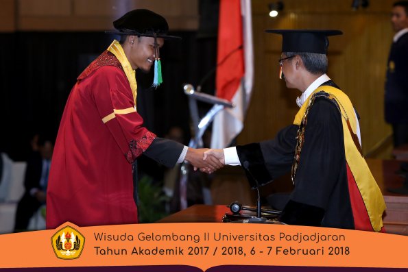 Wisuda Unpad Gel I I TA 2017-2018 Fakultas perikanan dan kelautan oleh Rektor 065