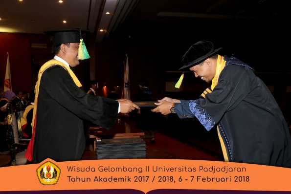 Wisuda Unpad Gel I I TA 2017-2018 Fakultas Ilmu Komunikasi oleh Dekan 008
